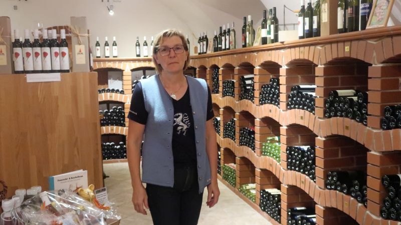 Margit Hatzl je vodja vinoteke na Klöchu , v kateri prodaja povezano 70 vinarjev, letno prodajo v njej 25.000 steklenic. V ponudbi imajo tudi vina tolerantnih sort, vrhunec prodajne sezone je prav te jesenske dni.