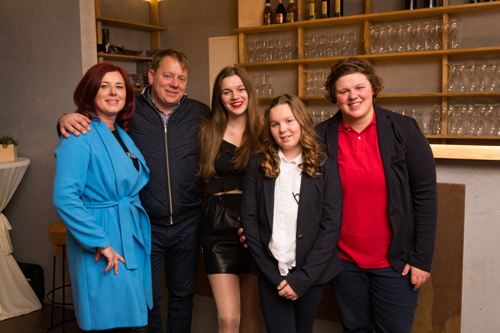 Družina Krsnik Koše: MIhaela, Boštjan, Lena, Lana, Lina 