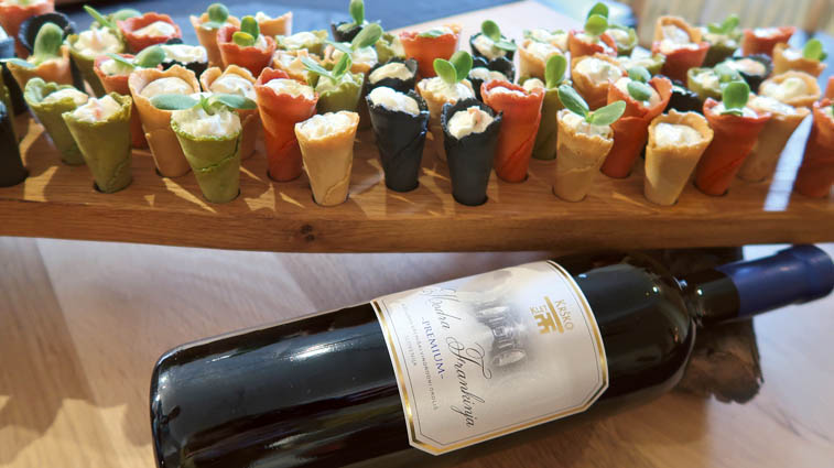 Cilj novega prostora je predstaviti lokalno kulinariko in vina. Modro frankinjo premium 2017 je s skutnimi korneti povezal kuhar Damjan Wallner iz Austria Trend hotela v Ljubljani.