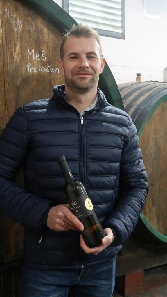 Mladi enolog na kmetiji je Denis Protner, ki je izbor vin že nadgradil s suho linijo. Pod belo etiketo so letniška vina, pod črno pa chardonnay barik.   